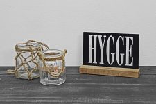 HYGGE Schild – Schriftzug – handgemachte nordische DEKO –  Wohnaccessoire aus Eiche mit GRAVUR
