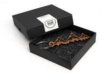 Schlüsselanhänger Holz Berge – Taschenanhänger mit BERG-Gravur – Keychain Farbe Nussbaum – Geschenk für Damen & Herren