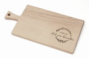 Premium Schneidebrett aus Holz mit Griff – schönes Deko Küchenbrett mit Gravur – Servierbrett 20×40 cm für Genießer